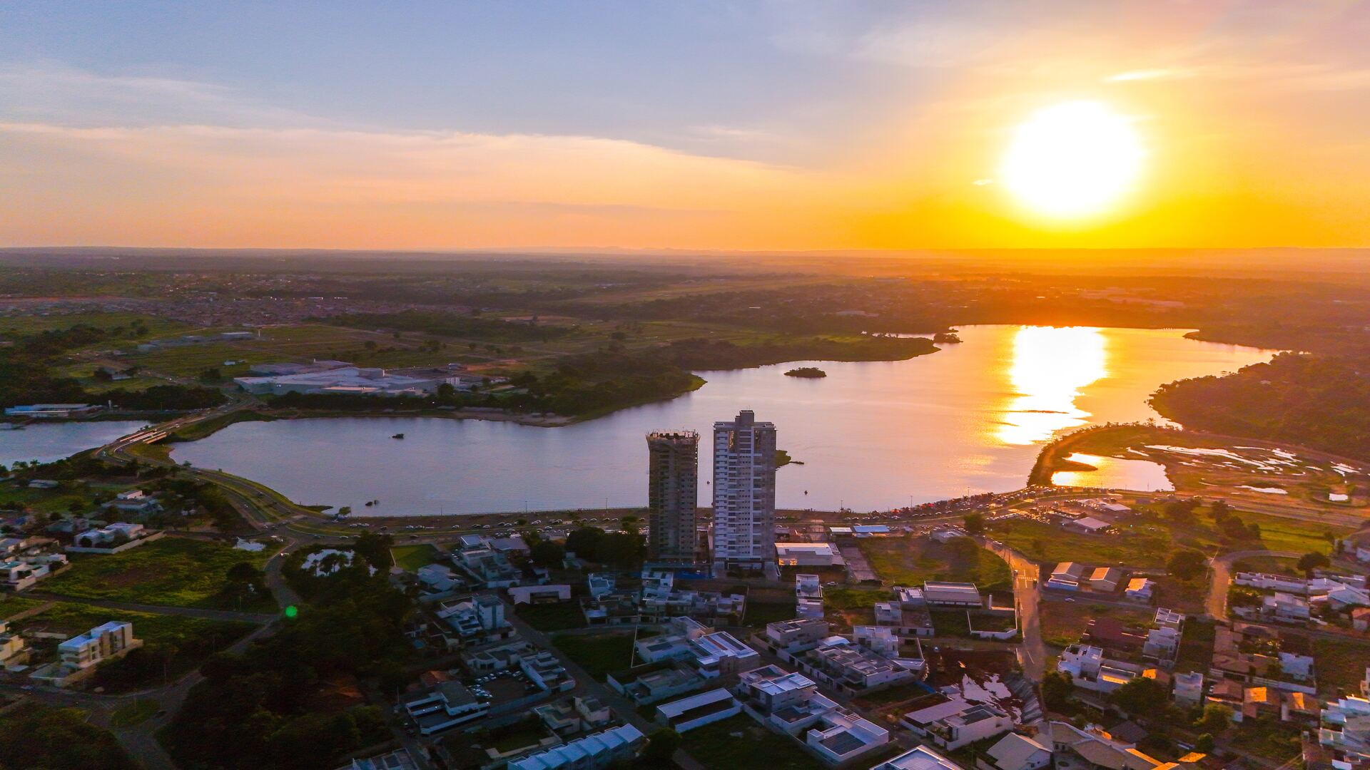 Vista aérea do Lago Azul de Araguaína ao pôr do sol