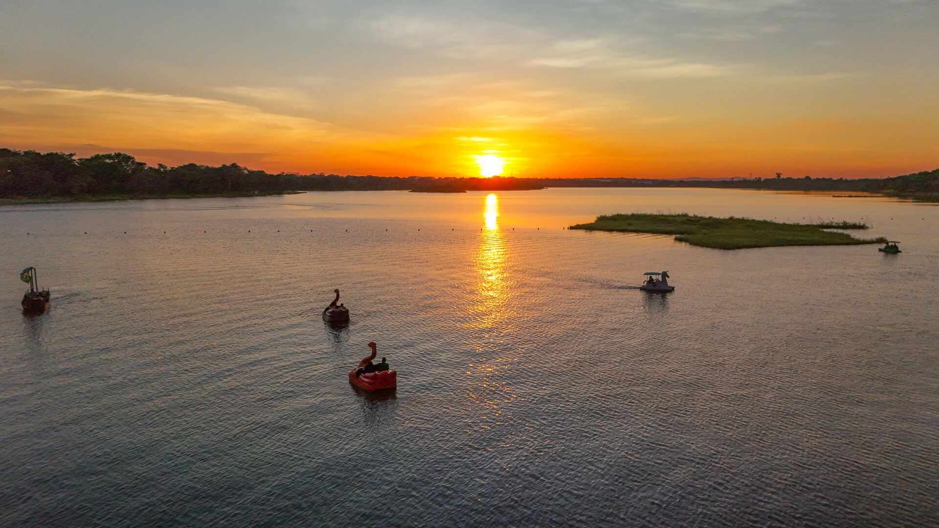Pedalinhos no Lago Azul durante o pôr do sol