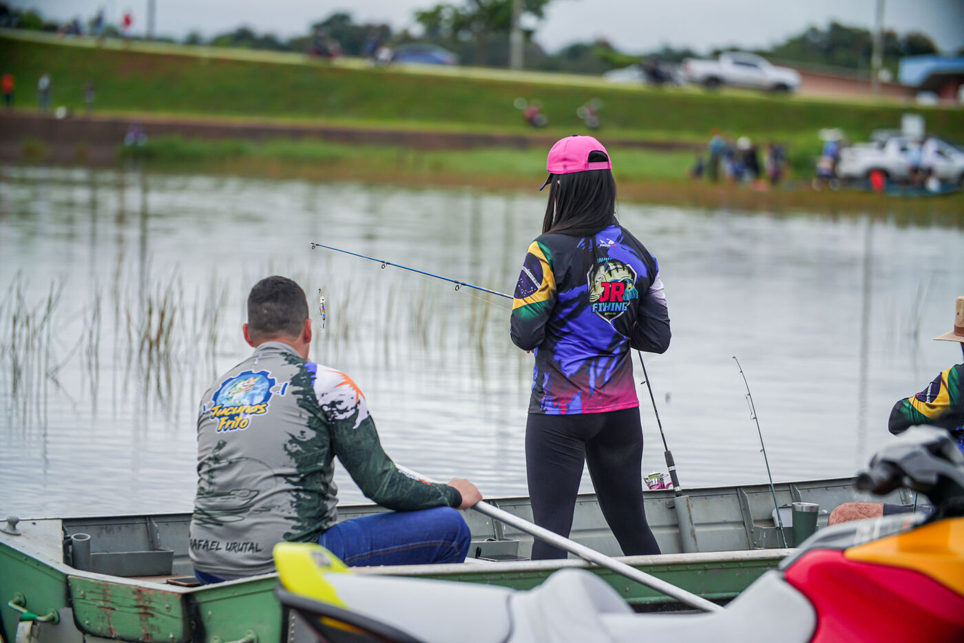 Competidora pescando durante o torneio a bordo de um barco