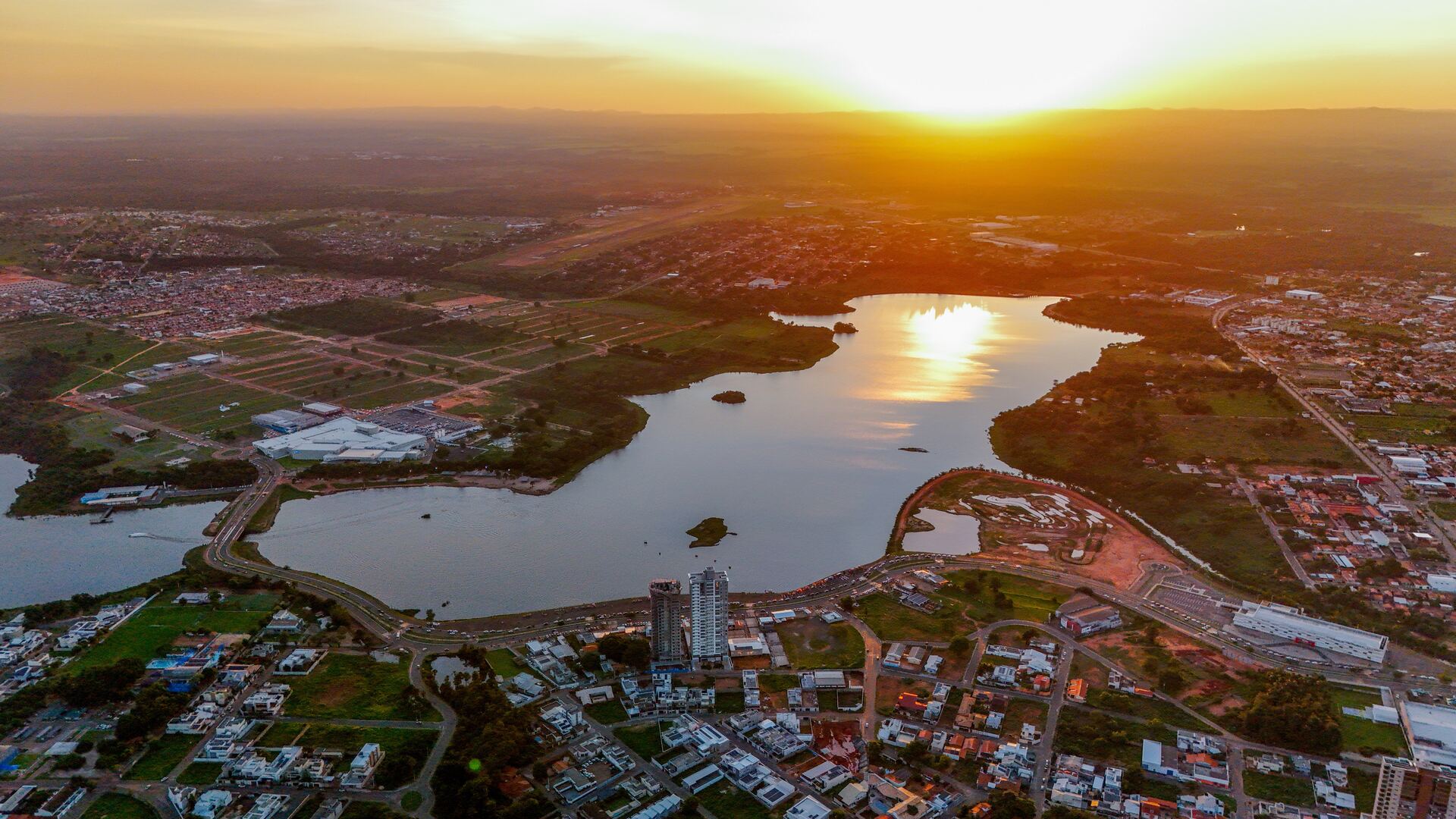Vista aérea do Lago Azul e da cidade de Araguaína